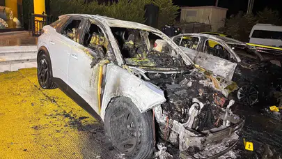 Kuşadası'nda gece yarısı dehşeti: Galeri önündeki araçlar küle döndü