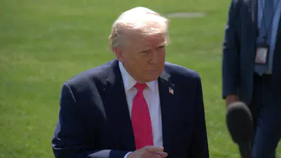 Trump'tan Zelenskiy'e sert çıkış: Ukrayna'nın artık yeni bir liderle yola devam etme vakti geldi