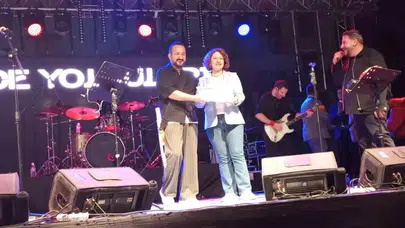 Gece Yolcuları üyeleri yıllar sonra sahnede diplomalarına kavuştu