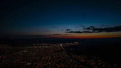 Gökyüzünde ay ve yıldız buluşması