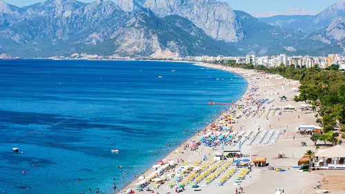 Antalya kavurucu sıcaklara teslim oldu: Plajlarda yer kalmadı