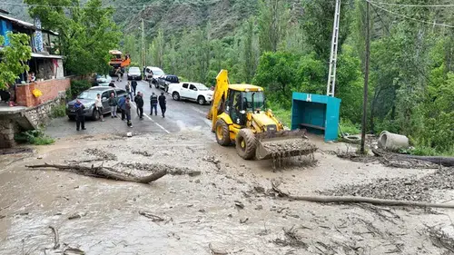 Erzurum'da doğa geçit vermedi: Heyelan sonrası ulaşım duruyor