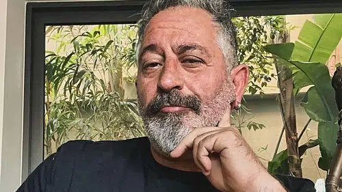 Çanakkale'de anjiyo olan Cem Yılmaz katıldığı davette bastonla görüntülendi