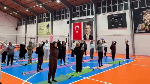 Sivrihisar'da spor rüzgarı: 57 kadın aynı anda matın başına geçti