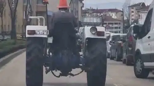 Bolu trafiğinde akıllara durgunluk veren anlar: Direksiyon başında duba sürprizi