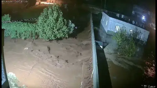 Reyhanlı'da gece yarısı kabusu: Bahçe duvarı saniyeler içinde yerle bir oldu