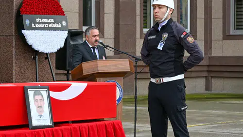 Diyarbakır Emniyeti'nde hüzünlü veda: Görevi başında hayatını kaybeden polis memuru son yolculuğuna uğurlandı