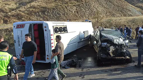Bingöl kara yolunda dehşet anları: Yolcu midibüsü yan yattı