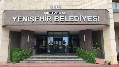 Mersin'de belediyelere dev operasyon: Milyarlık vurgun iddiası ve silahlı saldırı suçlaması