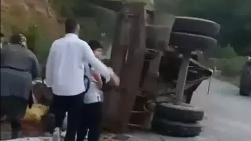 Düzce'de tarım aracı facianın eşiğinden döndü: Römorktaki 11 kişi yola savruldu