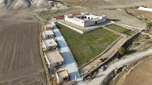 Sivas'ın bozkırında yükselen devasa surlar: Orta Çağ atmosferi tarımla buluşuyor