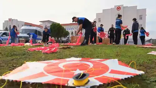 Bolu semalarında bayrak şöleni: 103 uçurtma Cumhuriyet için havalandı