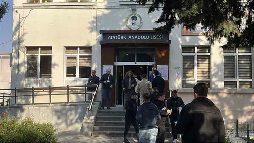 Çorum'da Gelecek Kaygısı ve Sınav Heyecanı Bir Arada: Adaylar Ter Dökerken Aileler Dışarıda Bekliyor