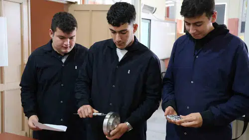 Kırşehirli genç mucitler sanayinin geleceğini sınıfta tasarlıyor: Metalden robot kol dönemi