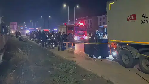Bandırma'da geceyi karartan kaza: Emniyet şeridindeki TIR'a çarpan motosikletli hayatını kaybetti