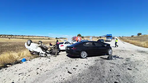 Burdur'da yol ayrımında dehşet anları: Üç aracın karıştığı kazada acı bilanço