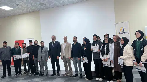 Dijital dünyada gençlere rehberlik: İnternetin gizli tehlikelerine karşı kalkan oldular