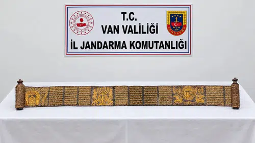 Van'da ele geçirilen gizemli el yazması: 3 metrelik Tevrat operasyonu