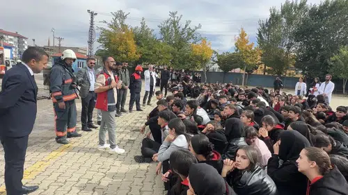 Yüksekova'da okul koridorlarında siren sesleri: Gerçeği aratmayan kurtarma operasyonu
