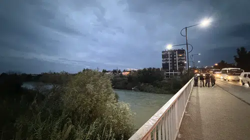 Silifke'de endişeli bekleyiş: Avukatın aracı köprüde bulundu