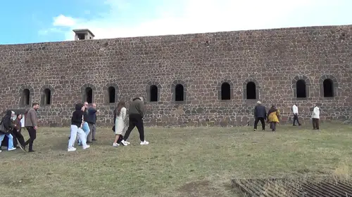 Erzurum'un genç turizmcileri şehri keşfediyor: Tarihi tabyalarda ilk ders