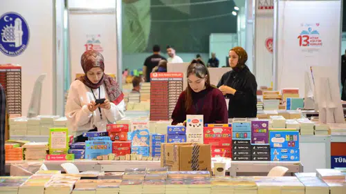 Çorum'da dev buluşma: 30 bin öğrenciye kitap desteğiyle edebiyat şöleni başladı