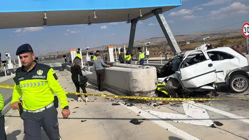 Aksaray'da otoyol gişelerinde feci kaza: Genç sürücü hayatını kaybetti