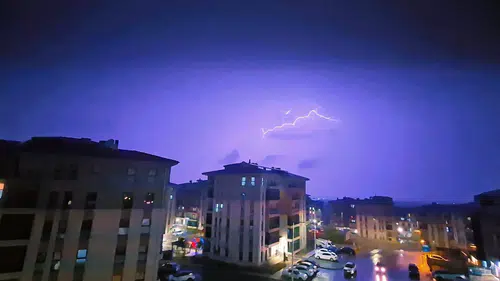 Malatya'da akşam saatlerinde gökyüzü aydınlandı: Sağanak hayatı felç etti