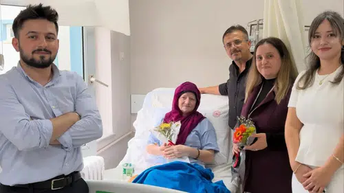 Sinop'ta hastane koridorlarında çiçekli sürpriz: Hastalara moral ziyareti
