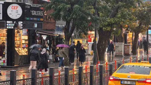 Bandırma'da gökyüzü boşaldı: Şehir merkezinde hayat durma noktasına geldi