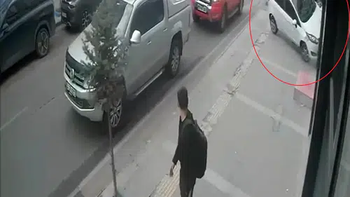 Kars'ta sabah trafiğinde korkutan kaza: Mobilya mağazasına daldı