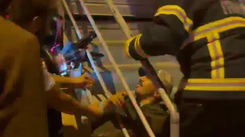 Iğdır'da korkuluklara sıkışan vatandaşın yardımına itfaiye yetişti