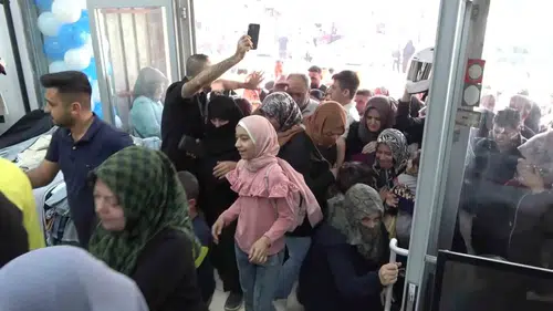 Kahramanmaraş'ta 100 TL çılgınlığı: Mağaza kapısında nefes kesen anlar