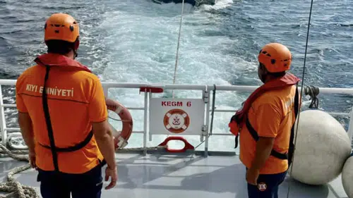 Nara Burnu açıklarında korku dolu anlar: Sürüklenen teknedeki iki kişi için seferberlik