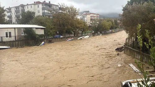 Yalova'da bir aylık yağış 24 saatte düştü: Dere yatakları taştı, mahsur kalanlar kepçeyle kurtarıldı