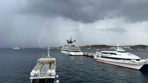 Ege'nin mavi sularında lüks misafir: Bodrum'a dev kruvaziyer demir attı