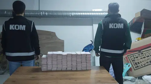 Pendik'teki evin bodrumu servet deposuna dönmüş: Çuvallardan milyonlar çıktı