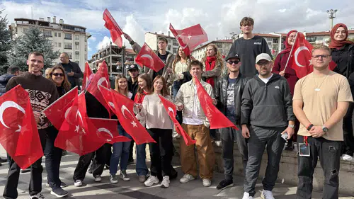 Sivas'ta Cumhuriyet coşkusu sınırları aştı: Avrupalı gençler meydanda haykırdı