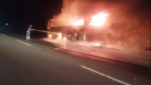 Gece yarısı dehşeti: Seyir halindeki araç küle döndü
