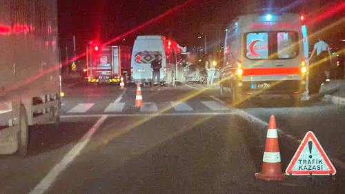 Adıyaman yolunda can pazarı: Tarım işçilerini taşıyan minibüs ile otomobil çarpıştı
