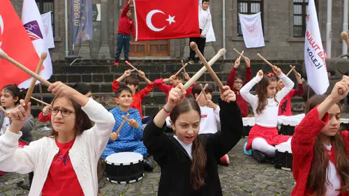 Diyarbakır’ın tarihi dokusunda Cumhuriyet rüzgarı: Sokaklar bayram yerine döndü