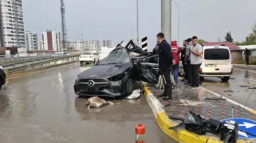 Adana'da yağmurun ardından gelen acı haber: Genç sürücü direksiyon hakimiyetini kaybetti