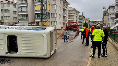Afyonkarahisar'da minibüs dehşeti: Öğrencilerin bulunduğu araç devrildi