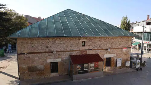 Kırşehir'in kalbinde gizli bir sanat eseri: Çarşı Camii'nin tavanı görenleri büyülüyor