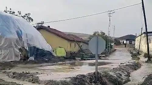 Bağlıkaya'da aniden bastıran sağanak hayatı felç etti: Dereler taştı, evleri su bastı