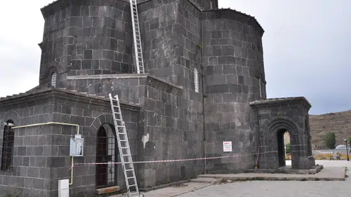 Kars'ın asırlık tanığı Kümbet Camisi'nde restorasyon süreci başladı