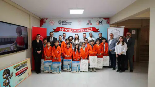 Hatay'da geleceğin mucitleri teknolojiyle buluştu: Esra Masatlı çocukların heyecanına ortak oldu