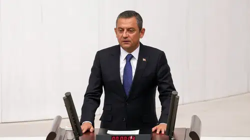 Özgür Özel'den Meclis'te tarihi rest: Bir avuç darbeciye boyun eğmeyiz