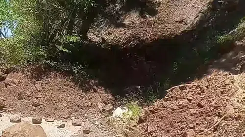 Osmaniye'de dağdan kopan kaya parçaları yolu kapattı