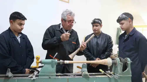 Kırşehirli gençler hem bağlama çalıyor hem de üretiyor
